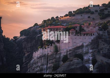 Luftaufnahme von der Drohne des Klosters in Meteora, Griechenland Goldene Stunde Sonnenuntergang Sonnenaufgang Stockfoto