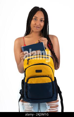 Junge schwarze Studentin mit Tasche und Notizbüchern auf weißem Hintergrund Stockfoto