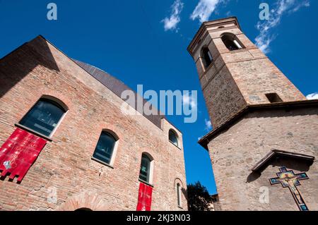 Regionales Keramikmuseum und polygonaler Glockenturm (1842) der antiken Kirche des Heiligen Franziskus, Dorf Deruta, Perugia, Umbrien, Italien Stockfoto