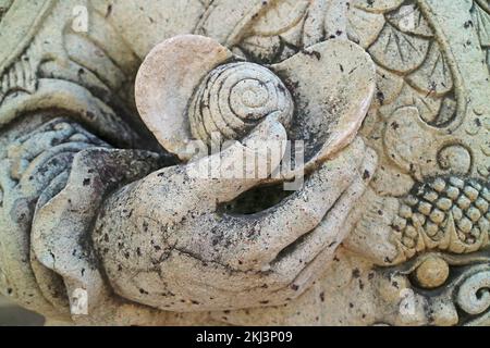 Hand des chinesischen Guardian Ballast Stone Statue im Wat Pho Tempel mit Gold Ingot, einem Symbol des Reichtums, Bangkok Altstadt, Thailand Stockfoto