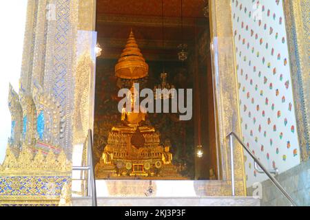 Phra Buddha Deva Patimakorn, ein herrliches, sitzendes Buddha-Bild in der Ordnungshalle des Wat Pho Tempels mit atemberaubendem Wandbild, Bangkok, Thailand Stockfoto