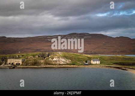 Ein stilles, herbstliches HDR-Bild der ARD-Halbinsel Neakie mit Kalköfen, Steinbruch und Fährhaus in Loch Eriboll, Sutherland, Schottland. 27. Oktober 2022 Stockfoto