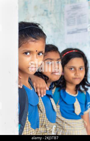 Gruppe von Schulmädchen mit Rucksack, der vor der Kamera steht Stockfoto