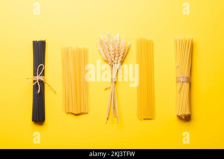Verschiedene ungekochte Nudeln und Spaghetti. Flach verlegt Stockfoto