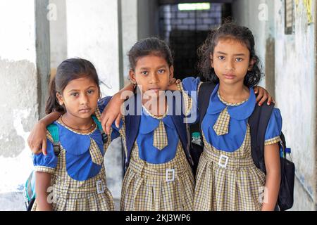 Gruppe von Schulmädchen mit Rucksack, der vor der Kamera steht Stockfoto
