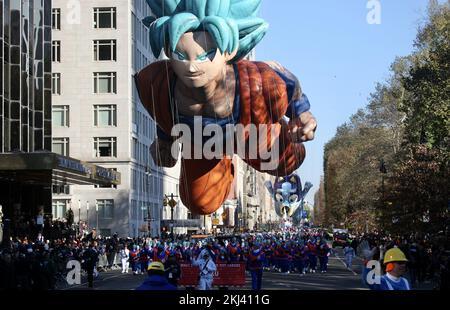 New York, USA. 24.. November 2022. (NEU) MacyÃ¢â‚¬â„¢s Thanksgiving Day Parade 2022. 24. November 2022, New York, USA: Macy's Thanksgiving Day Parade 2022, die an der West 77. Street und im Central Park beginnt und durch den Columbus Circle, Central Park South zur Sixth Avenue (Ave of the Americas) und an der 34. Street endet, Herald Square vor dem Macy's Store. Viele Menschen stellen sich auf die Straßen, um einen Blick auf die Parade mit ihren Attraktionen von aufgeblasenen Ballons und Floßwagen zu werfen. Und mit 12 Marschkapellen, darunter Highschool- und College-Ensembles aus den USA und Mexiko, 24 großen Stars: Ziggy Marley, Sean Stockfoto