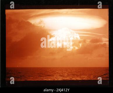 Projekt 22 - Operation Schloss (Bikini/Enewetak) Detonation. Bravo Fireball von der USS Estes. Fotografien von atmosphärischen Nuklearversuchen auf Pacific Island und Nevada Testgelände. Stockfoto