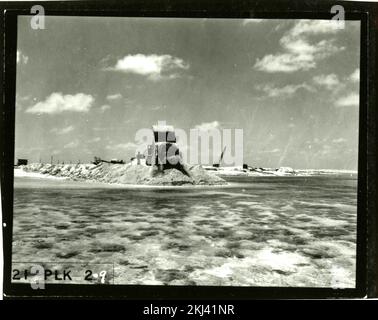 Projekt 21 - Testaktivitäten Operation Ivy (Enewetak/Bikini). Den Causeway zwischen den Inseln bauen. Fotografien von atmosphärischen Nuklearversuchen auf Pacific Island und Nevada Testgelände. Stockfoto