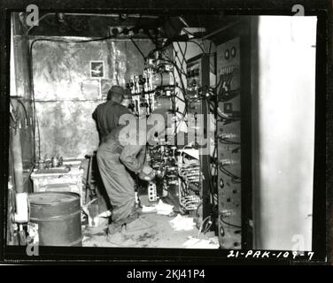 Projekt 21 - Testaktivitäten Operation Ivy (Enewetak/Bikini). Mike Recovery Team Insinde Bunker, Kirunu. Fotografien von atmosphärischen Nuklearversuchen auf Pacific Island und Nevada Testgelände. Stockfoto