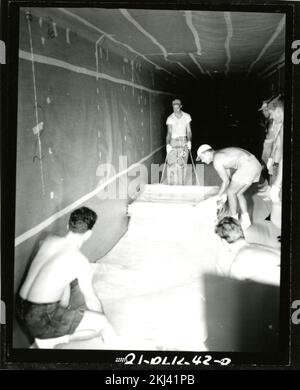 Projekt 21 - Testaktivitäten Operation Ivy (Enewetak/Bikini). Männer entfalten Heliumballon in Krause-Ogle Box. Fotografien von atmosphärischen Nuklearversuchen auf Pacific Island und Nevada Testgelände. Stockfoto