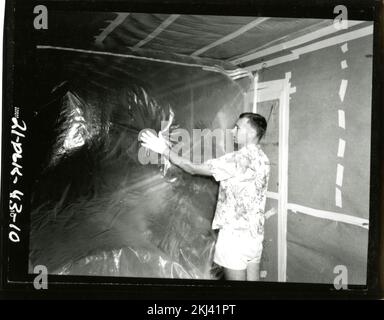 Projekt 21 - Testaktivitäten Operation Ivy (Enewetak/Bikini). Aufgeblasener Heliumballon in Krause-Ogle Box. Fotografien von atmosphärischen Nuklearversuchen auf Pacific Island und Nevada Testgelände. Stockfoto