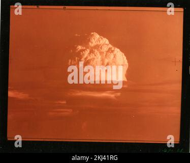 Projekt 21 - Operation Ivy (Enewetak/Bikini) Detonation. Mike Cloud, Luftaufnahme. Fotografien von atmosphärischen Nuklearversuchen auf Pacific Island und Nevada Testgelände. Stockfoto