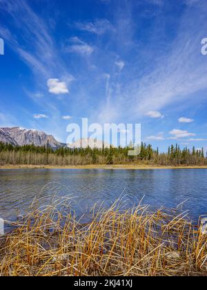 Middle Lake im Bow Valley Provincial Park mit den Rocky Mountains im Hintergrund Stockfoto