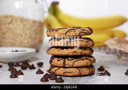 Banana Haferflocken Cookies mit Schokolade Chips, Bananen im Hintergrund Stockfoto