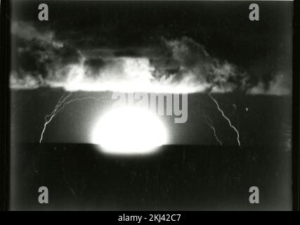 Projekt 21 - Operation Ivy (Enewetak/Bikini) Detonation. Mike Fireball mit Nuclear Lightning. Fotografien von atmosphärischen Nuklearversuchen auf Pacific Island und Nevada Testgelände. Stockfoto