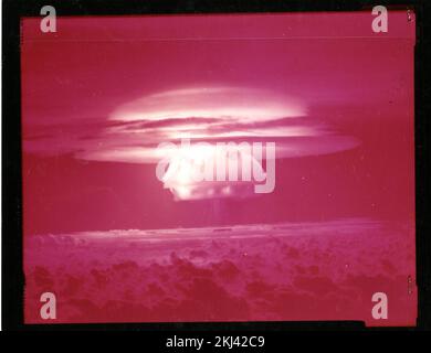 Projekt 22 - Operation Schloss (Bikini/Enewetak) Detonation. Bravo Feuerball, Luftaufnahme. Fotografien von atmosphärischen Nuklearversuchen auf Pacific Island und Nevada Testgelände. Stockfoto