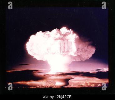 Projekt 21 - Operation Ivy (Enewetak/Bikini) Detonation. Mike Cloud, Luftaufnahme. Fotografien von atmosphärischen Nuklearversuchen auf Pacific Island und Nevada Testgelände. Stockfoto