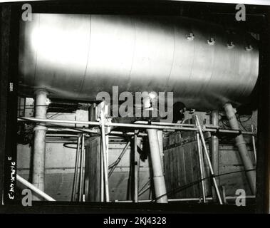 Projekt 21 - Testaktivitäten Operation Ivy (Enewetak/Bikini). Hot-Spot-Röhre an Mikro-Gerät schweißen. Fotografien von atmosphärischen Nuklearversuchen auf Pacific Island und Nevada Testgelände. Stockfoto