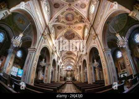 Boves, Italien - 22. November 2022: Innenbereich mit mit Fresken verzierten Gewölben der Pfarrkirche san Bartolomeo auf der piazza dell'olmo (Elmplatz) mit Fresken Stockfoto