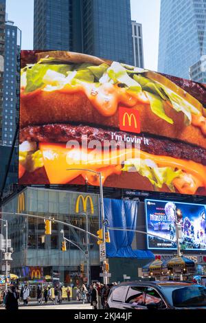 McDonald's Restaurant mit riesiger Anzeige am Times Square, NYC, USA 2022 Stockfoto