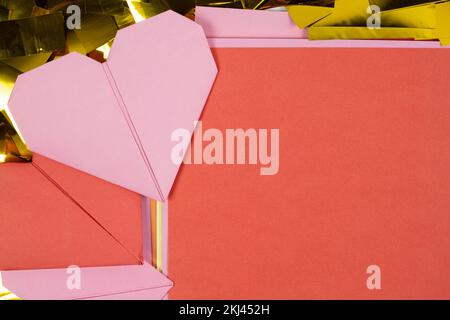 Origami rosa und rote Herzen mit Blatt Papier Platz für Text, Valentinstag Stockfoto