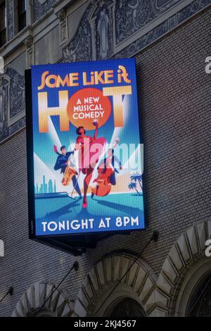 Shubert Theatre LED-Werbespot mit „Some Like IT Hot“, NYC, USA 2022 Stockfoto