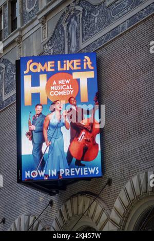 Shubert Theatre LED-Werbespot mit „Some Like IT Hot“, NYC, USA 2022 Stockfoto