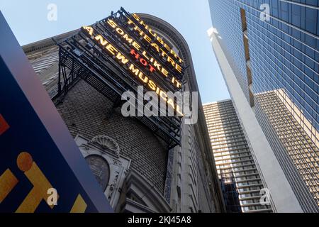 Shubert Theatre Marquee mit „Some Like IT Hot“, NYC, USA 2022 Stockfoto