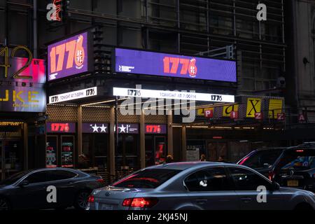 American Airlines Theatre '1776' Marquee auf W. 42. Street in New York City, USA 2022 Stockfoto