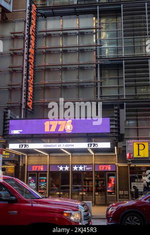 American Airlines Theatre '1776' Marquee auf W. 42. Street in New York City, USA 2022 Stockfoto