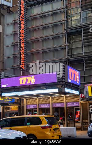 American Airlines Theatre '1776' Marquee auf W. 42. Street in New York City, USA 2022 Stockfoto