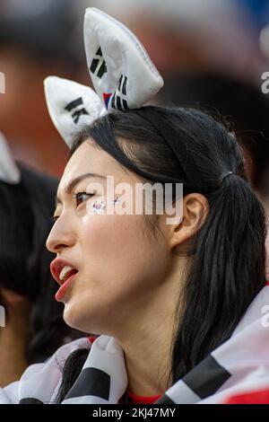 Koreanische Fans Genießen Sie die Atmosphäre beim FIFA World Cup Qatar 2022 Group H Match zwischen Uruguay und Korea Republic im Education City Stadium in Doha, Katar am 24. November 2022 (Foto: Andrew Surma/SIPA USA) Stockfoto