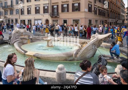 Rom, Italien - 23. Oktober 2022: Fontana della Barcaccia Barock Bootsbrunnen am Fuße der Spanischen Treppe auf der Piazza di Spagna. Stockfoto