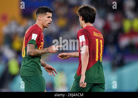 DOHA, KATAR - NOVEMBER 24: Joao Cancelo von Portugal spricht mit Joao Felix von Portugal während des Spiels Gruppe H - FIFA Weltmeisterschaft Katar 2022 zwischen Portugal und Ghana im Stadion 974 am 24. November 2022 in Doha, Katar (Foto von Pablo Morano/BSR Agency) Kredit: BSR Agency/Alamy Live News Stockfoto