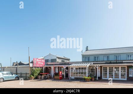 Rooiels, Südafrika - 20. September 2022: Eine Straßenszene in Rooiels in der Region Westkap Overberg. Ein Supermarkt, ein Sicherheitsunternehmen und ein Fahrzeug Stockfoto