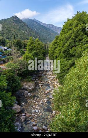 Der wunderschöne Golo-Fluss in der Nähe der Stadt Corte, in Corse, Frankreich. Stockfoto