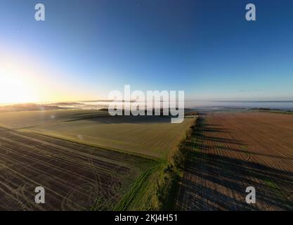 Ein Blick aus der Vogelperspektive an einem nebligen Herbstmorgen über Cranborne Chase AONB in Wiltshire, Großbritannien Stockfoto