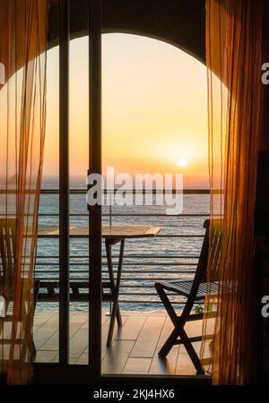Senografischer Sonnenuntergang über dem Meer von einem Balkon auf der Ile Rousse (Isola Rossa) in Corse, Frankreich. Stockfoto