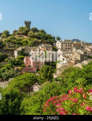 Das wunderschöne Dorf Nonza an einem Sommernachmittag in Corse, Frankreich. Stockfoto