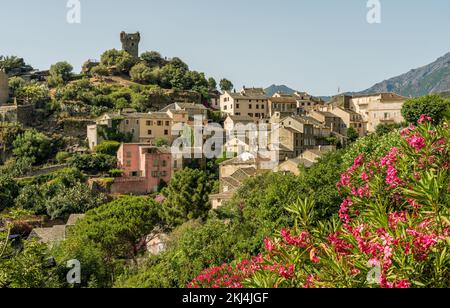 Das wunderschöne Dorf Nonza an einem Sommernachmittag in Corse, Frankreich. Stockfoto