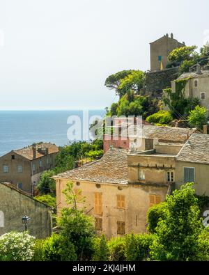 Das wunderschöne Dorf Nonza an einem Sommernachmittag in Corse, Frankreich. Stockfoto