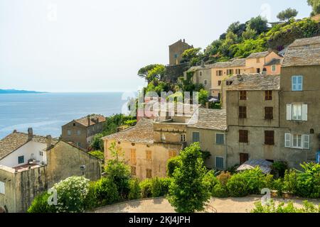 Das wunderschöne Dorf Nonza an einem Sommernachmittag in Corse, Frankreich. Stockfoto