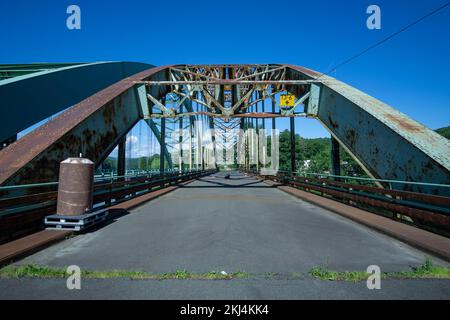 Die Justice Harlan Fiske Stone Bridge ist an einem heißen Juni-Nachmittag von der Seite von Vermont aus zu sehen. Stockfoto