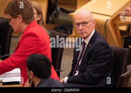 Edinburgh, Schottland, Großbritannien. 24.. November 2022. BILD: John Swinney MSP, Abgeordneter schottischer erster Minister. Wöchentliche Sitzung mit Fragen der Ersten Minister im schottischen Parlament am Tag, nachdem der Oberste Gerichtshof des Vereinigten Königreichs entschieden hat, dass Holyrood nicht in der Lage sein wird, ein zweites Referendum über die Unabhängigkeit auszulösen. Kredit: Colin D Fisher Kredit: Colin Fisher/Alamy Live News Stockfoto