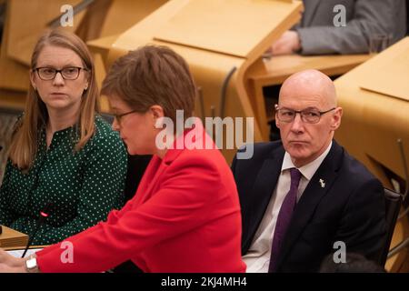 Edinburgh, Schottland, Großbritannien. 24.. November 2022. BILD: John Swinney MSP, Abgeordneter schottischer erster Minister. Wöchentliche Sitzung mit Fragen der Ersten Minister im schottischen Parlament am Tag, nachdem der Oberste Gerichtshof des Vereinigten Königreichs entschieden hat, dass Holyrood nicht in der Lage sein wird, ein zweites Referendum über die Unabhängigkeit auszulösen. Kredit: Colin D Fisher Kredit: Colin Fisher/Alamy Live News Stockfoto