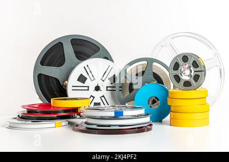 Klassische 8mm-Filmrollen auf weißem Hintergrund Stockfoto