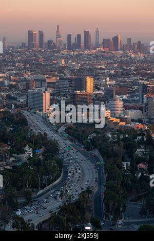 Die Autobahn 101 führt bei Sonnenuntergang in die Innenstadt von Los Angeles Stockfoto