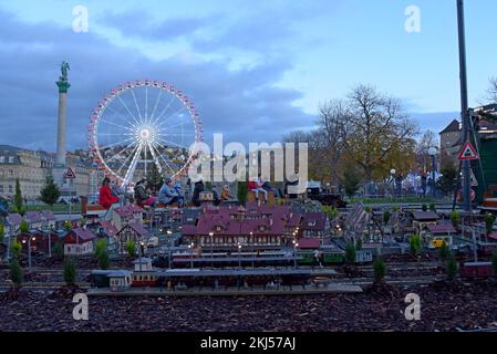 Stuttgart, Deutschland, 24.. November 2022. Gäste genießen eine Fahrt mit einer Miniatur-Dampflokomotive auf dem Stuttgarter Weihnachtsmarkt. Der Markt mit 200 beleuchteten und dekorierten Verkaufsständen, einem Messegelände und einer Miniatureisenbahn ist täglich bis zum 23.. Dezember geöffnet. G.P., Essex/Alamy Live News Stockfoto