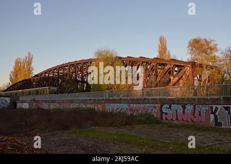 Die Liesenbrücken-Brücke, eine stillgelegte Brücke, die früher Teil des S-Bahn-Netzes war, das an der Berliner Mauer in Berlin lag Stockfoto