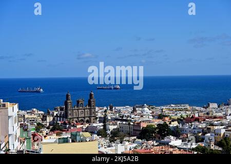 Blick über die Altstadt, farbenfrohe Häuser in Las Palmas und auf Schiffe vor der Küste, Gran Canaria Stockfoto